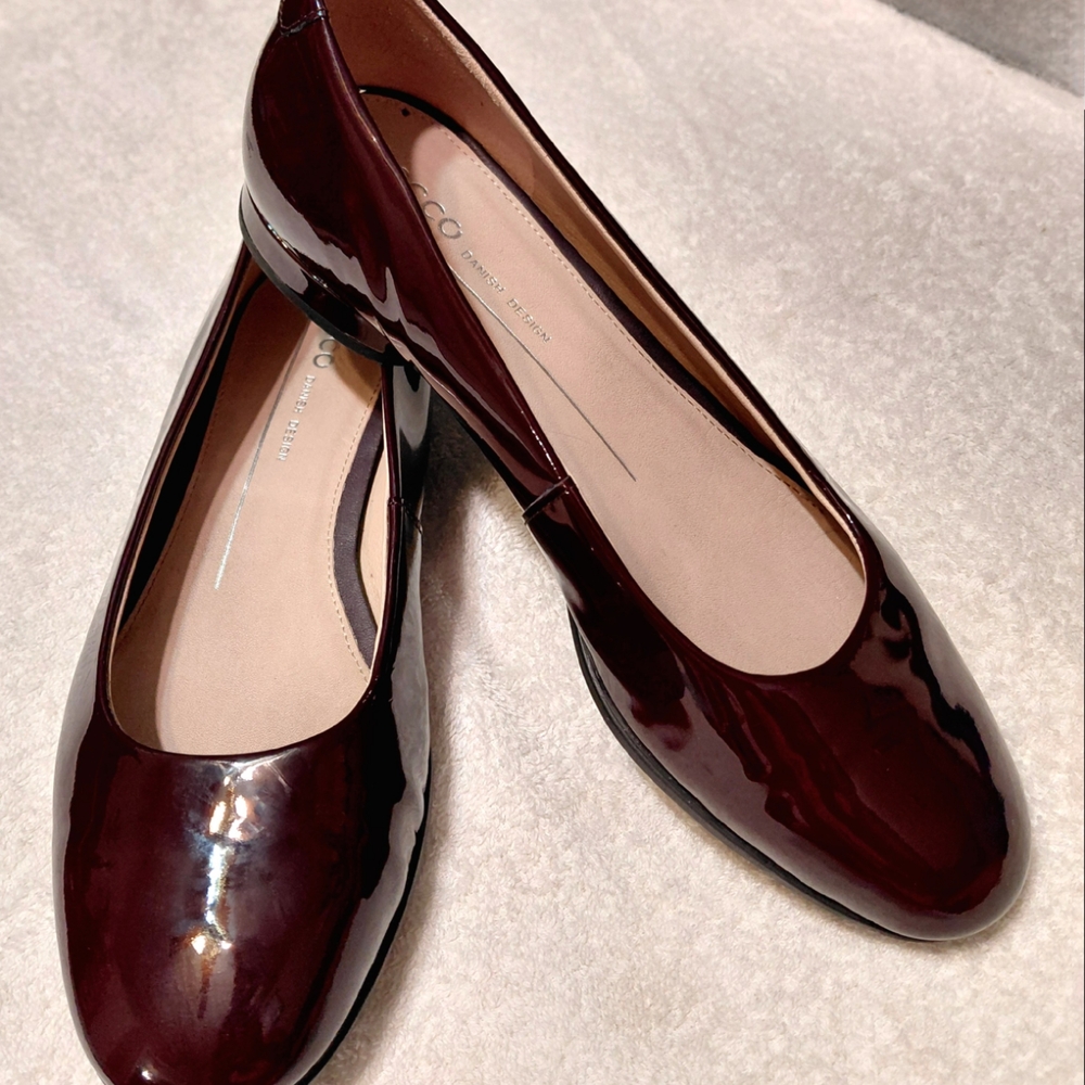 Ecco Women's Deep Burgundy Patent Leather Flats Size 6